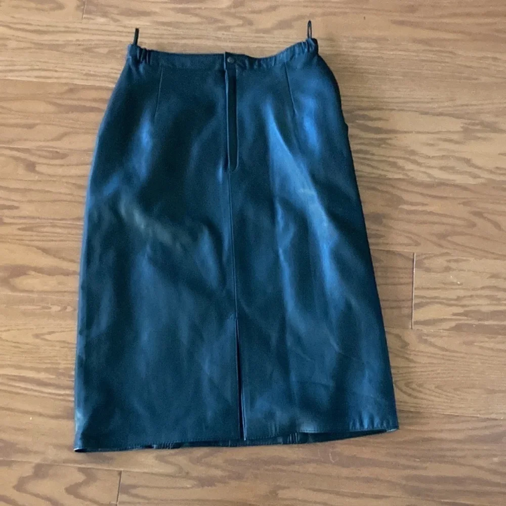 VINTAGE LEATHER SKIRTwith  BACK SLITS Buttons on Front Zipper Elastic Waist Sz 8